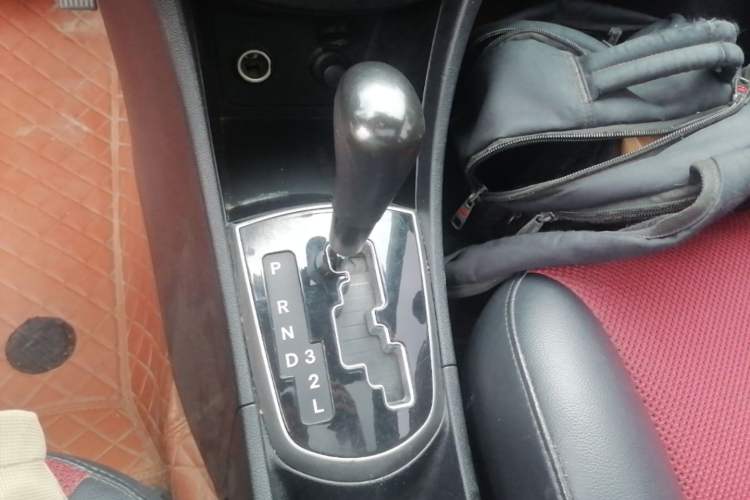 Used Hyundai Verna Ray 2014 1.4L Automatic GLX Gear Lever