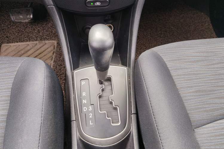 Used Hyundai Verna Ray 2014 1.4L Automatic GLX Gear Lever