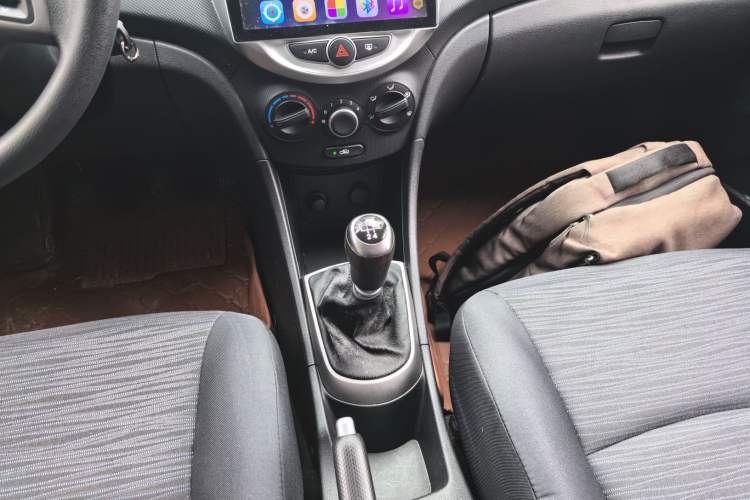 Used Hyundai Verna Ray 2014 1.4L Manual GLX Gear Lever