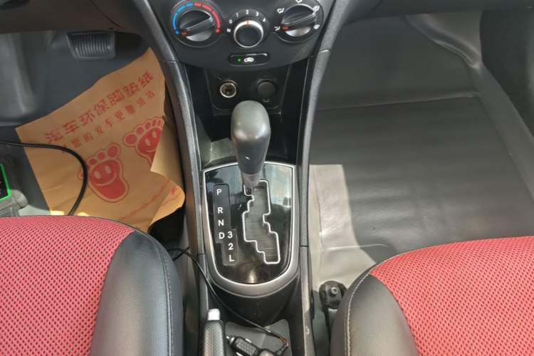 Used Hyundai Verna Ray 2014 1.4L Automatic GLX Gear Lever