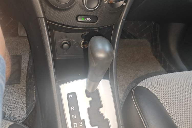 Used Hyundai Verna Ray 2014 1.4L Automatic GLX Gear Lever