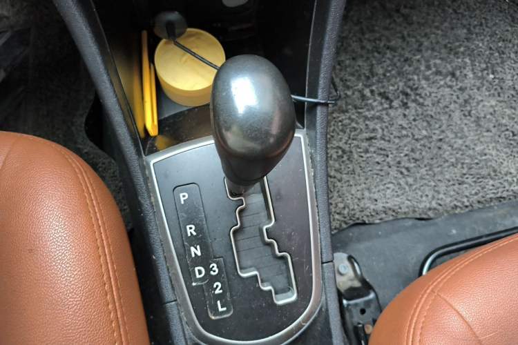 Used Hyundai Verna Ray 2014 1.4L Automatic GLX Gear Lever