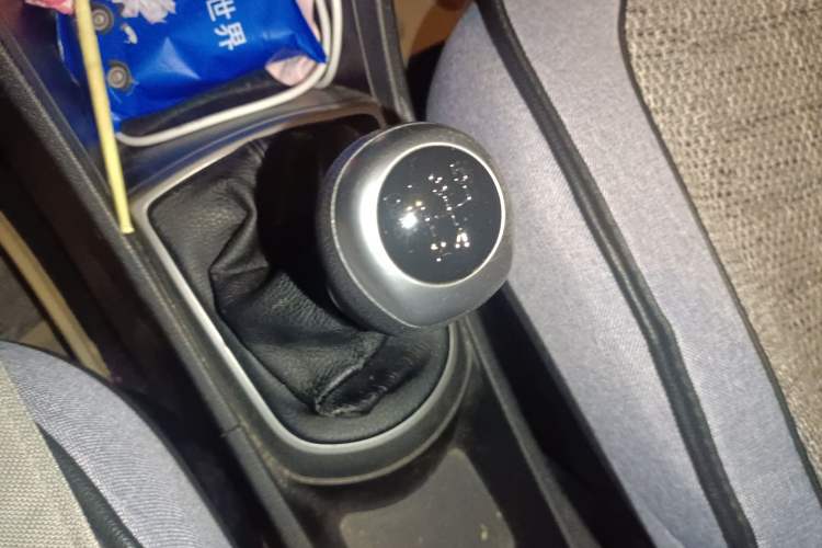 Used Hyundai Verna Ray 2014 1.4L Manual GLX Gear Lever