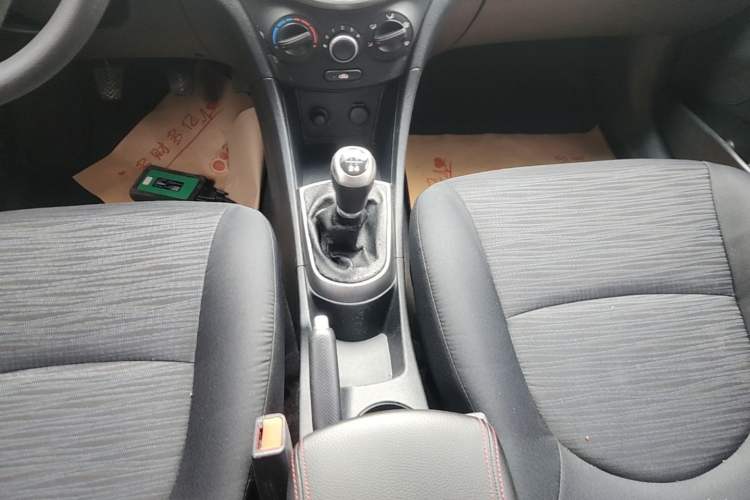 Used Hyundai Verna Ray 2014 1.4L Manual GLX Gear Lever