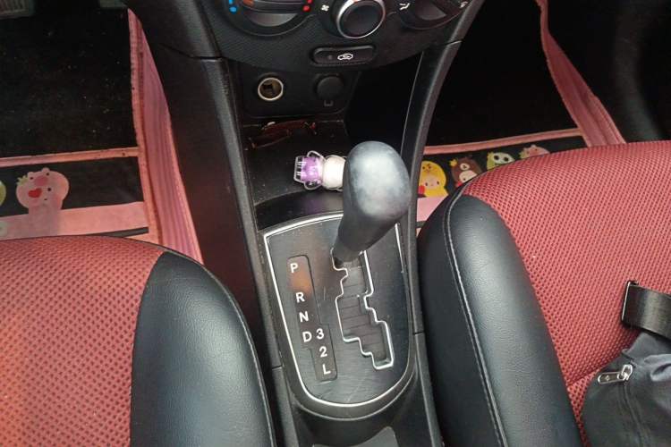 Used Hyundai Verna Ray 2014 1.4L Automatic GLX Gear Lever