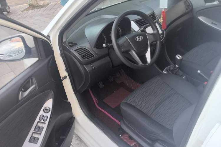 Used Hyundai Verna Ray 2014 1.4L Manual GLX Interior 2
