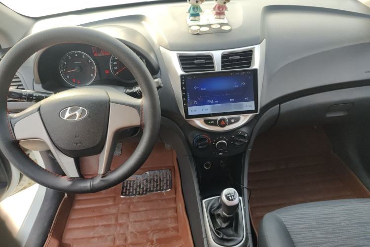Used Hyundai Verna Ray 2014 1.4L Manual GLX Interior 2