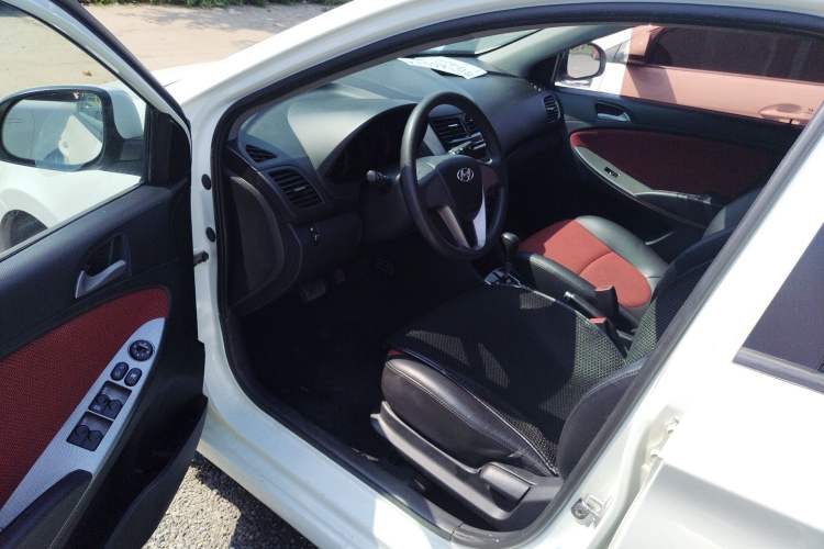 Used Hyundai Verna Ray 2014 1.4L Automatic GLX Interior 2