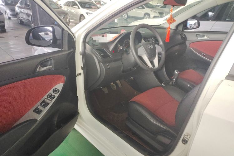 Used Hyundai Verna Ray 2014 1.4L Manual GLX Interior 2