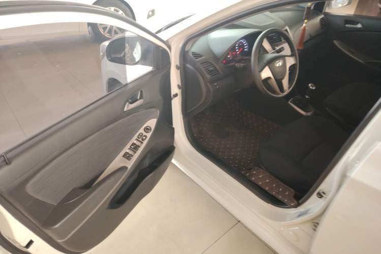 Used Hyundai Verna Ray 2014 1.4L Manual GLX Interior 3