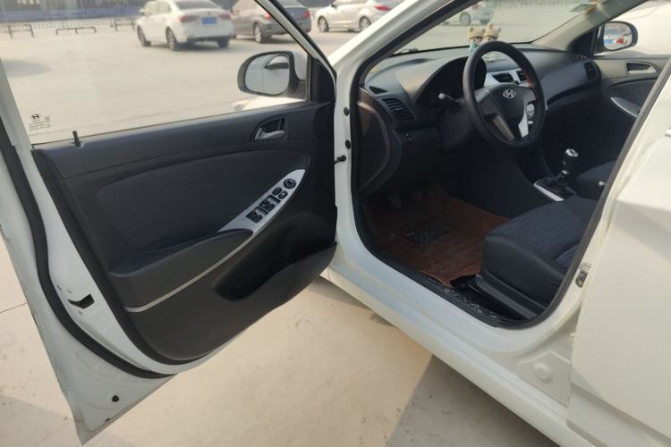 Used Hyundai Verna Ray 2014 1.4L Manual GLX Interior 3