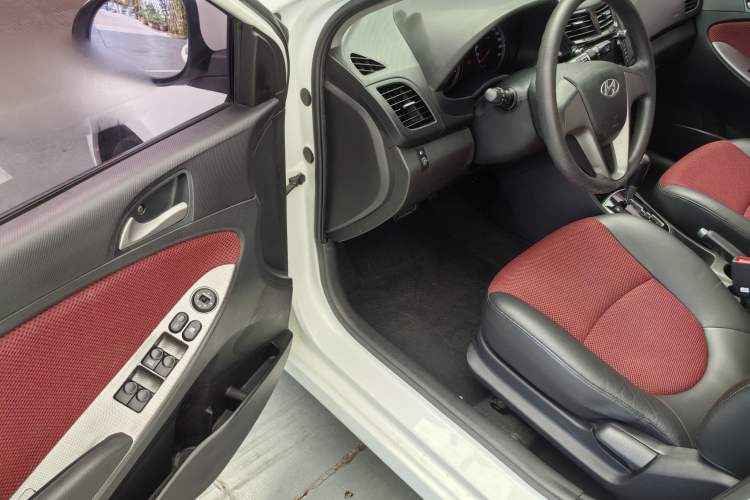 Used Hyundai Verna Ray 2014 1.4L Automatic GLX Interior 5