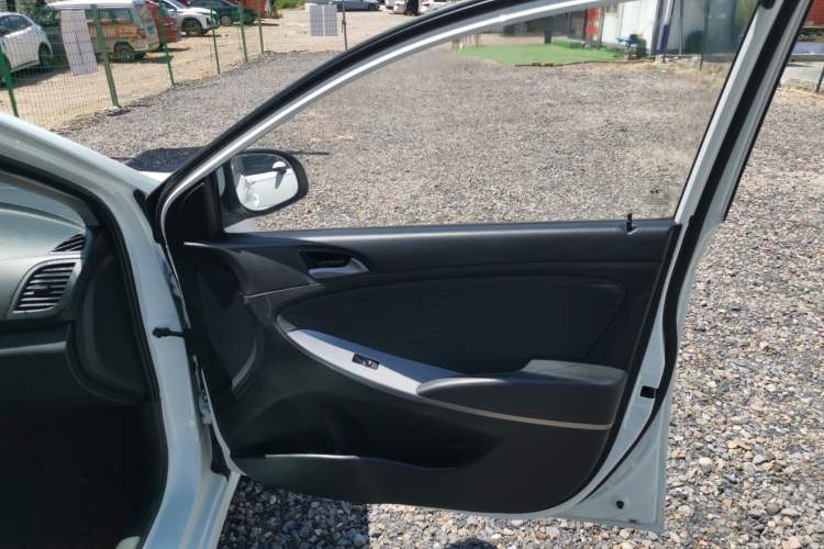 Used Hyundai Verna Ray 2014 1.4L Automatic GLX Interior 5