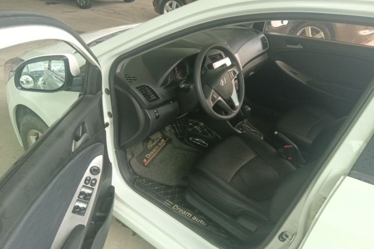Used Hyundai Verna Ray 2014 1.4L Automatic TOP Interior 6
