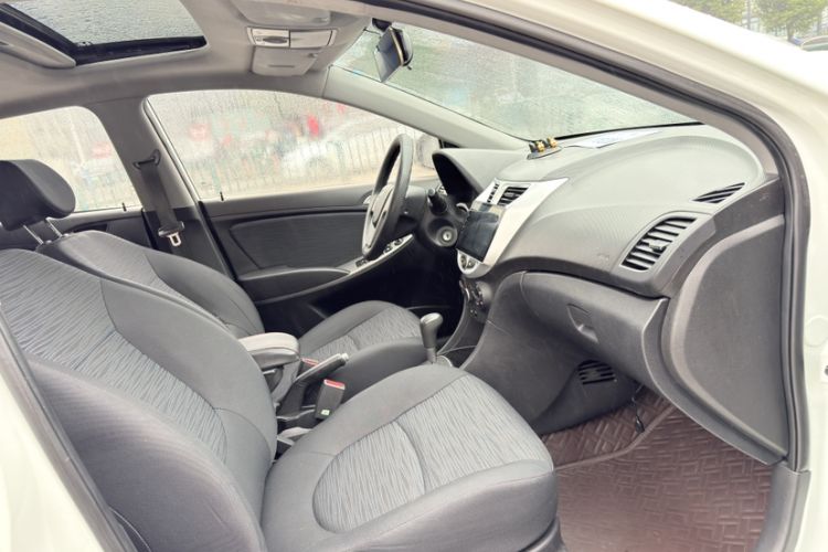 Used Hyundai Verna Ray 2014 1.4L Automatic GLX Interior 6