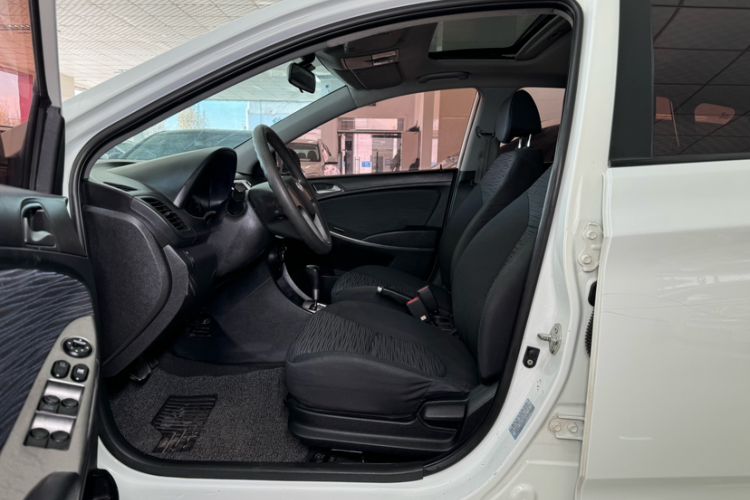 Used Hyundai Verna Ray 2014 1.4L Automatic GLX Interior 7