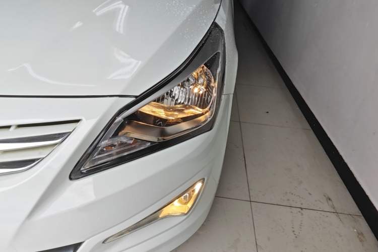 Used Hyundai Verna Ray 2014 1.4L Automatic GLX Left Front Headlight