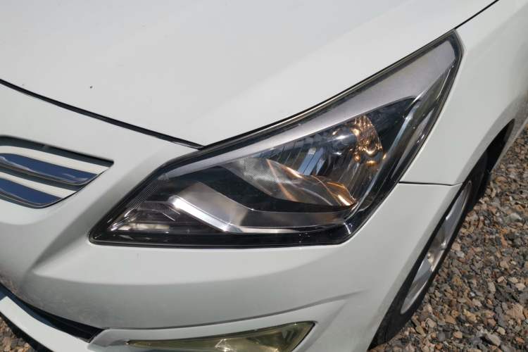 Used Hyundai Verna Ray 2014 1.4L Automatic GLX Left Front Headlight