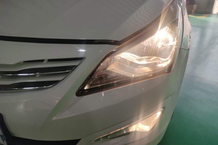 Used Hyundai Verna Ray 2014 1.4L Manual GLX Left Front Headlight