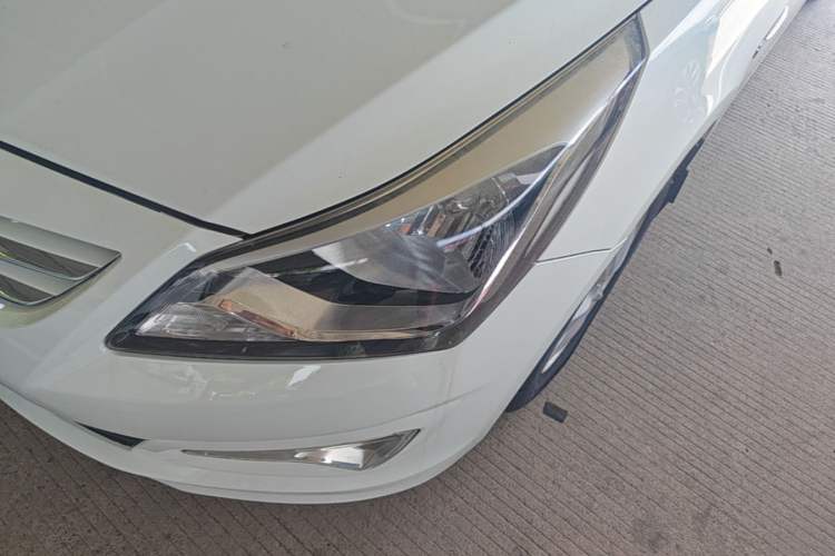 Used Hyundai Verna Ray 2014 1.4L Automatic GLX Left Front Headlight