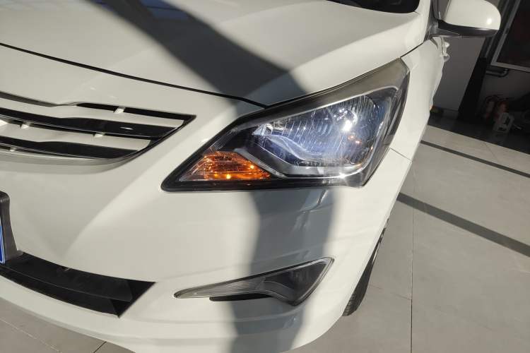 Used Hyundai Verna Ray 2014 1.4L Automatic GLX Left Front Headlight