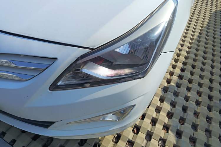 Used Hyundai Verna Ray 2014 1.4L Manual GLX Left Front Headlight