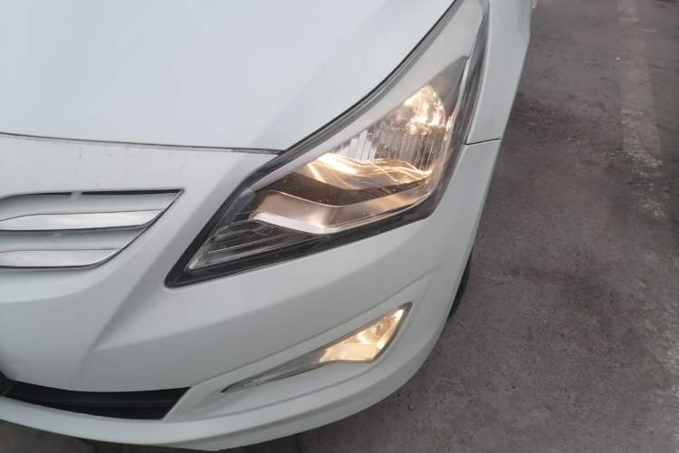Used Hyundai Verna Ray 2014 1.4L Automatic GLX Left Front Headlight