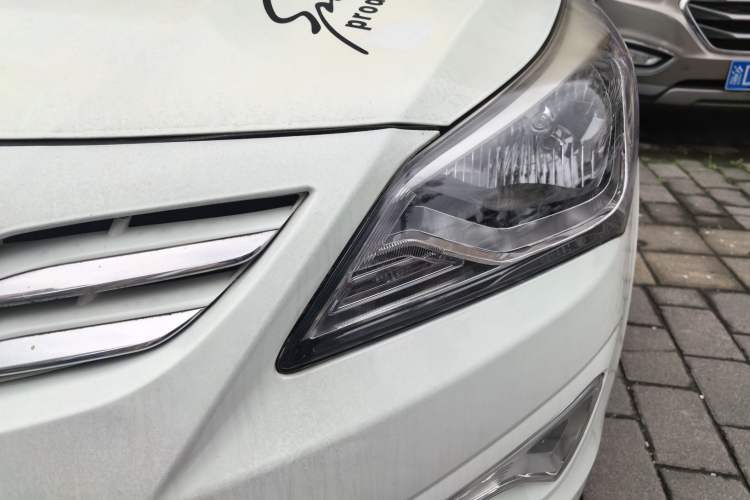 Used Hyundai Verna Ray 2014 1.4L Manual GLX Left Front Headlight