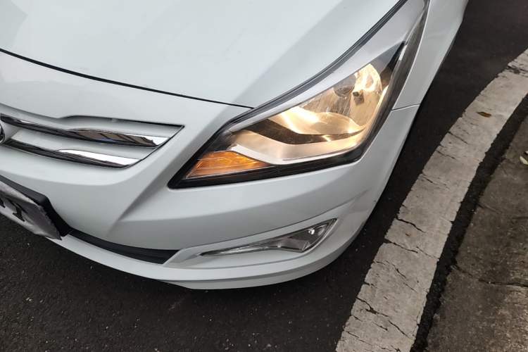 Used Hyundai Verna Ray 2014 1.4L Manual GLX Left Front Headlight