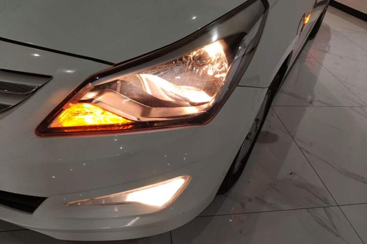 Used Hyundai Verna Ray 2014 1.4L Automatic GLX Left Front Headlight