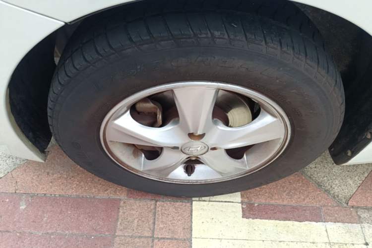 Used Hyundai Verna Ray 2014 1.4L Automatic GLX Left Front Wheel Hub