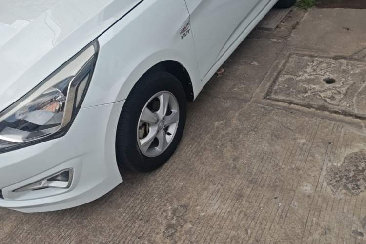 Used Hyundai Verna Ray 2014 1.4L Automatic GLX Left Front Wheel Hub