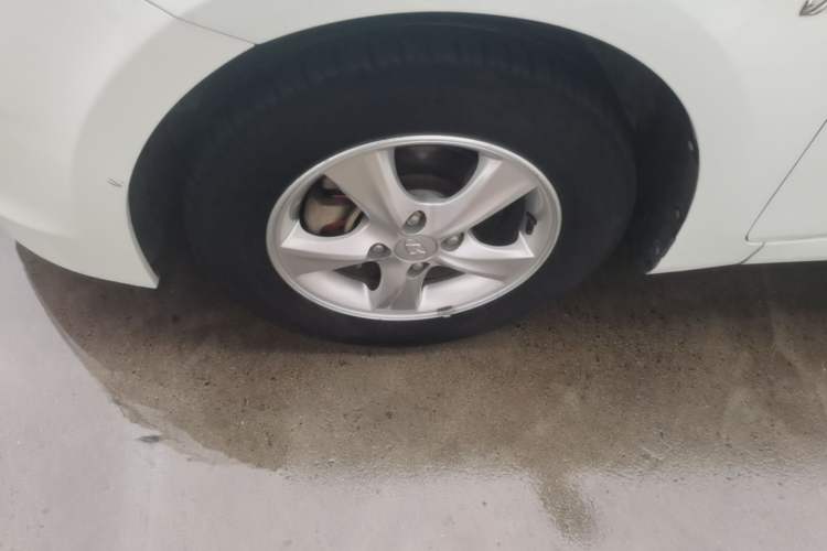 Used Hyundai Verna Ray 2014 1.4L Automatic GLX Left Front Wheel Hub
