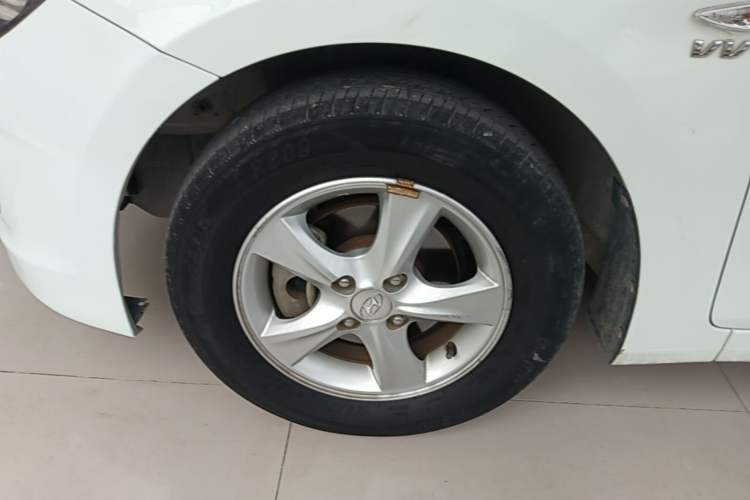 Used Hyundai Verna Ray 2014 1.4L Automatic GLX Left Front Wheel Hub