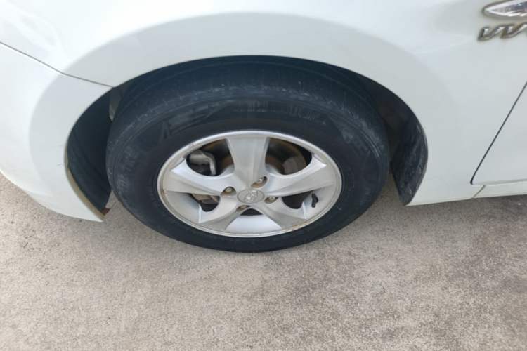 Used Hyundai Verna Ray 2014 1.4L Automatic GLX Left Front Wheel Hub