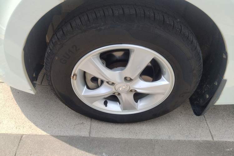Used Hyundai Verna Ray 2014 1.4L Automatic GLX Left Front Wheel Hub