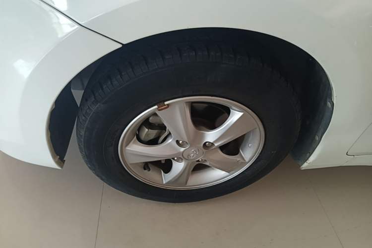 Used Hyundai Verna Ray 2014 1.4L Automatic GLX Left Front Wheel Hub