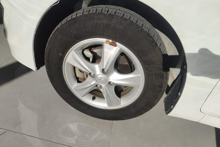 Used Hyundai Verna Ray 2014 1.4L Automatic GLX Left Front Wheel Hub