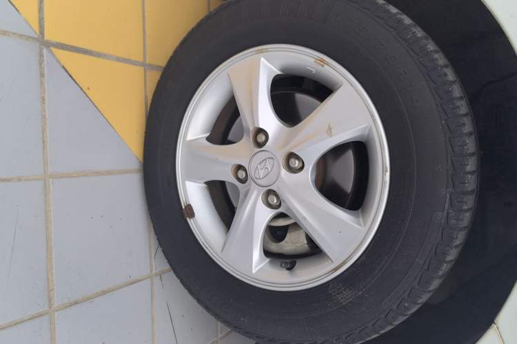 Used Hyundai Verna Ray 2014 1.4L Automatic GLX Left Front Wheel Hub