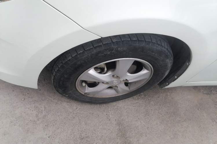 Used Hyundai Verna Ray 2014 1.4L Automatic GLX Left Front Wheel Hub