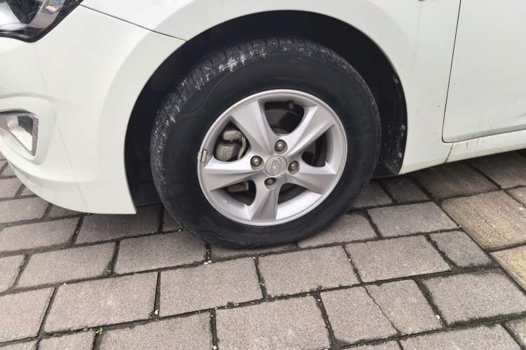 Used Hyundai Verna Ray 2014 1.4L Manual GLX Left Front Wheel Hub
