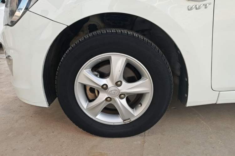 Used Hyundai Verna Ray 2014 1.4L Automatic GLX Left Front Wheel Hub