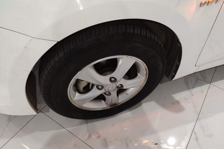 Used Hyundai Verna Ray 2014 1.4L Automatic GLX Left Front Wheel Hub