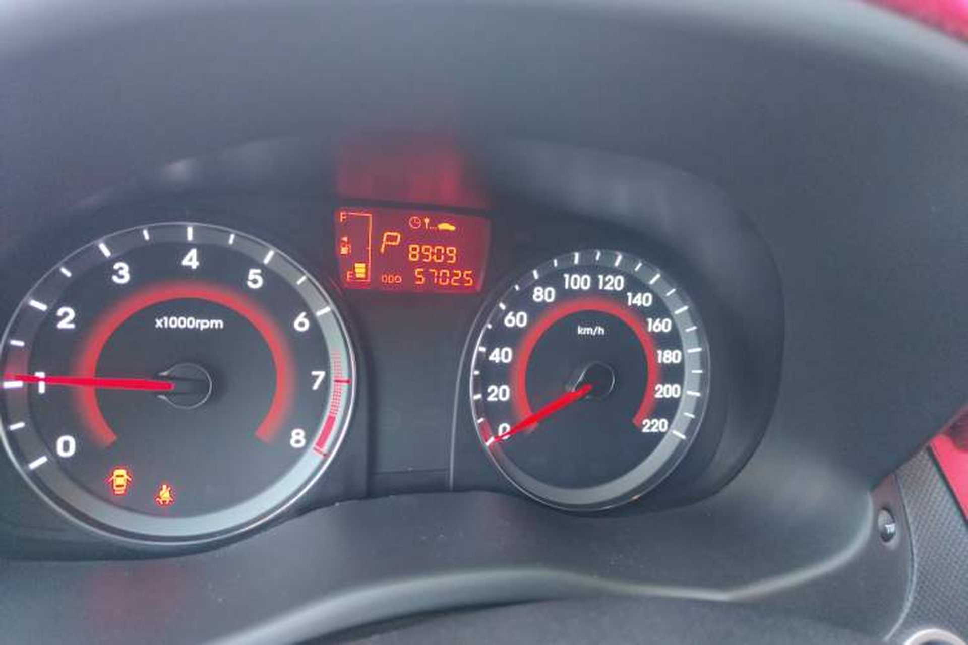 Used Hyundai Verna Ray 2014 1.6L Automatic TOP Odometer Close Up