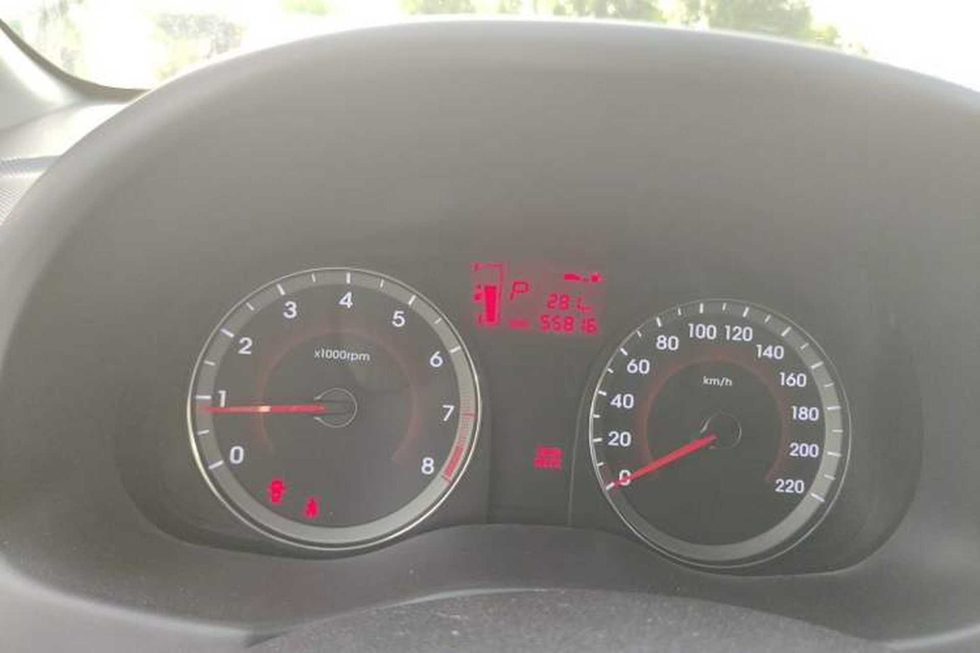 Used Hyundai Verna Ray 2014 1.6L Automatic TOP Odometer Close Up