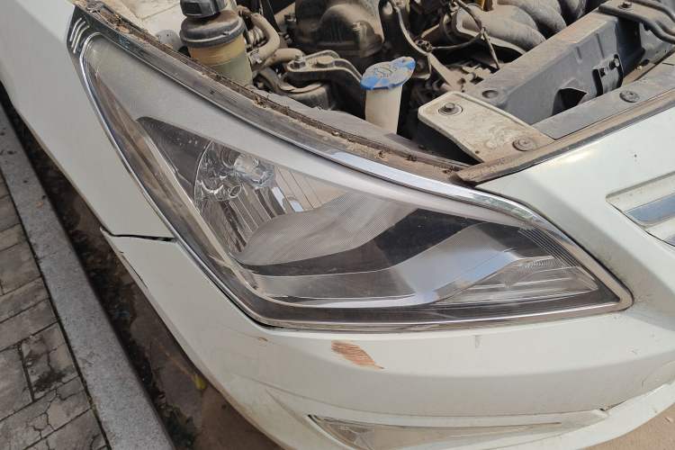 Used Hyundai Verna Ray 2014 1.4L Automatic GLX Right Front Headlight