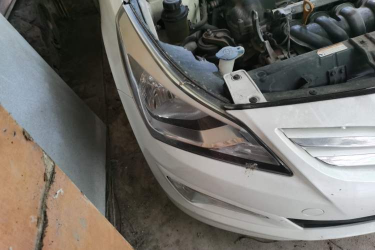 Used Hyundai Verna Ray 2014 1.4L Automatic GLX Right Front Headlight