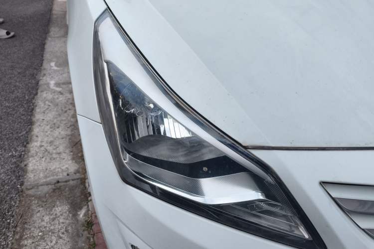 Used Hyundai Verna Ray 2014 1.4L Automatic GLX Right Front Headlight