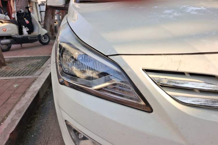 Used Hyundai Verna Ray 2014 1.4L Manual GLX Right Front Headlight