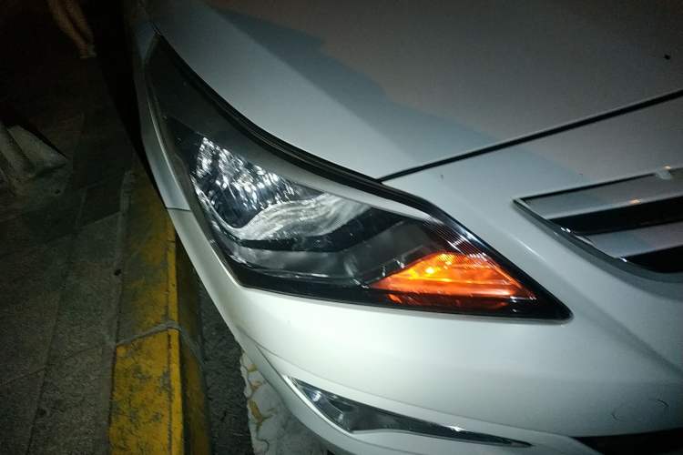 Used Hyundai Verna Ray 2014 1.4L Automatic GLX Right Front Headlight